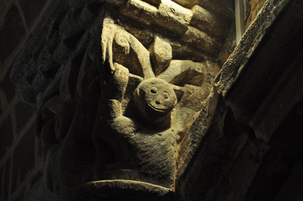 Otro capitel de la iglesia de San Martín. Representa atlantes que parecen monos.