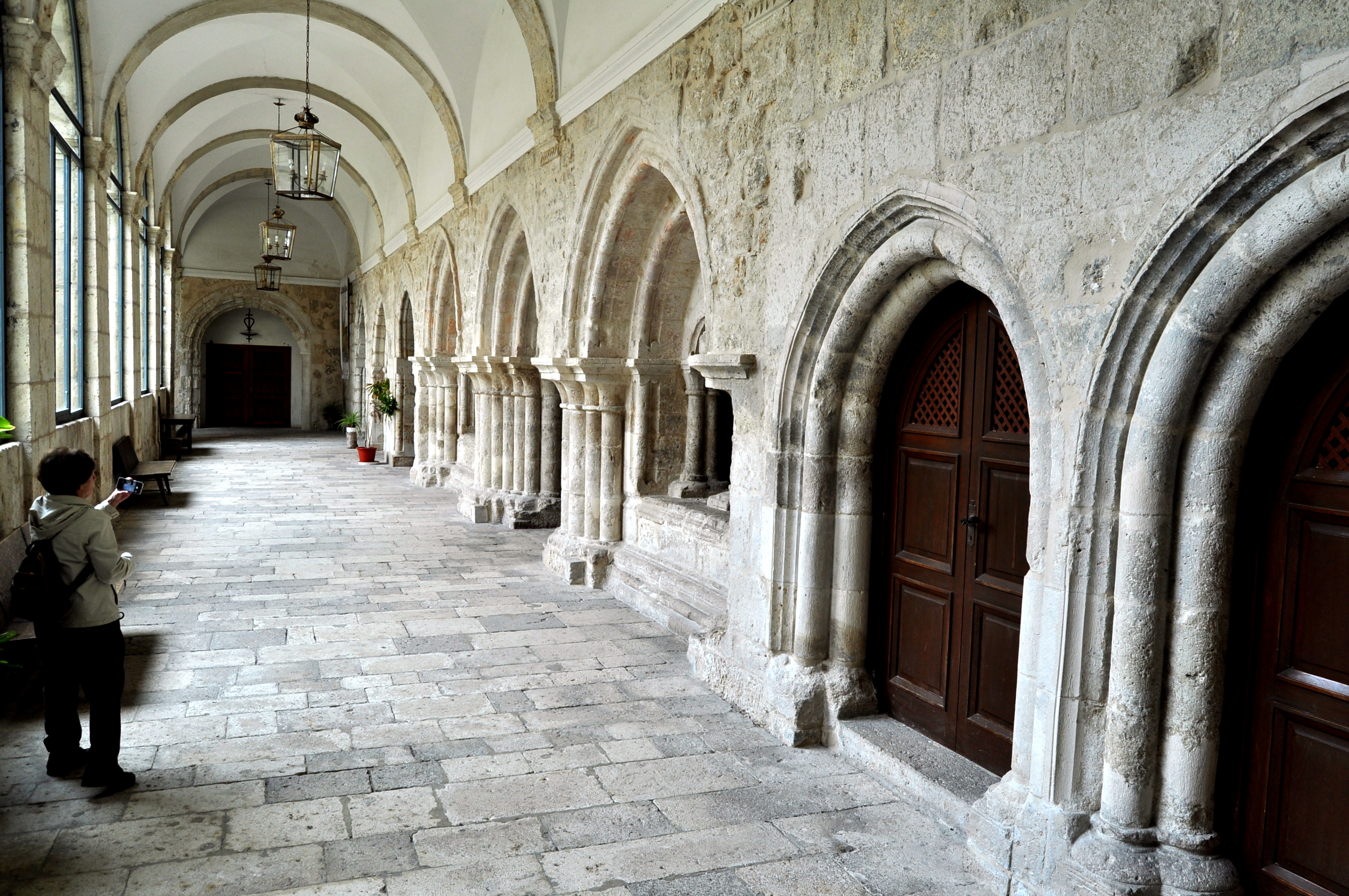 Monasterio de la Santa Espina. Galería cisterciense en el claustro.