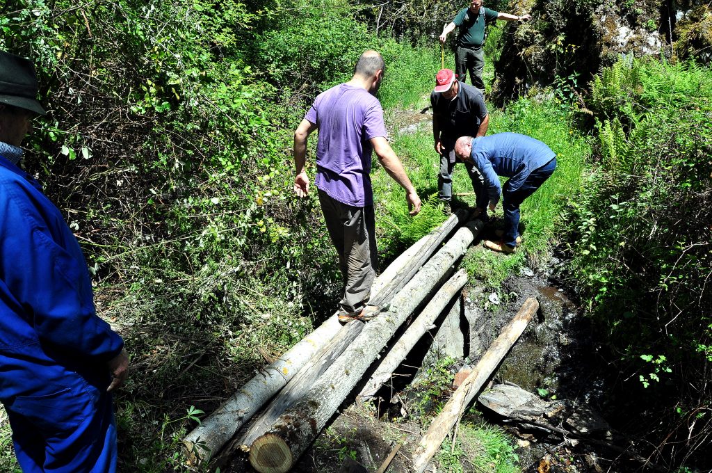 Construyendo un puentecillo sobre Río Guío