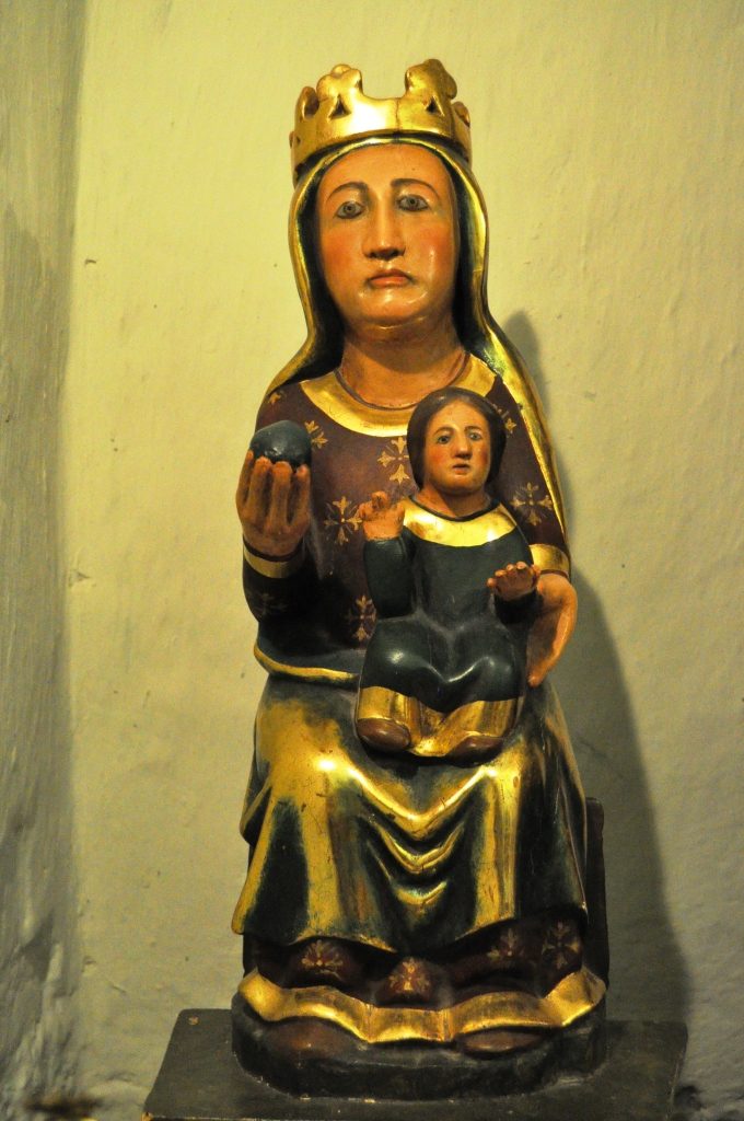 Virgen románico-gótica de Yugueros (s. XIII). Deficientemente restaurada.