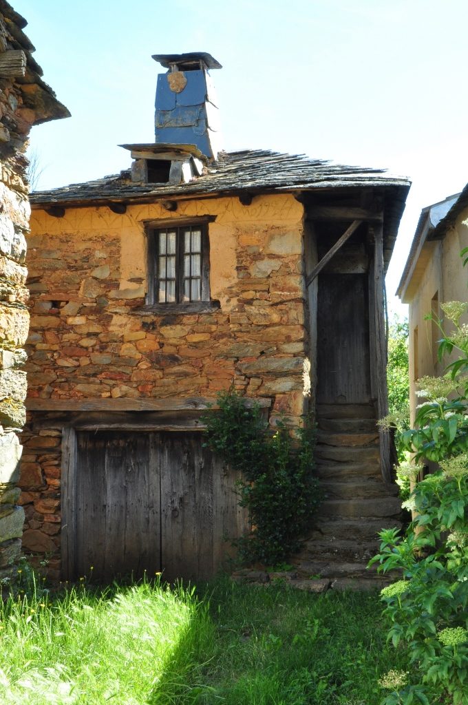 La Casa del Ayer, en Villar del Monte, restaurada sin alterar nada de ella. (Foto David Gustavo López)