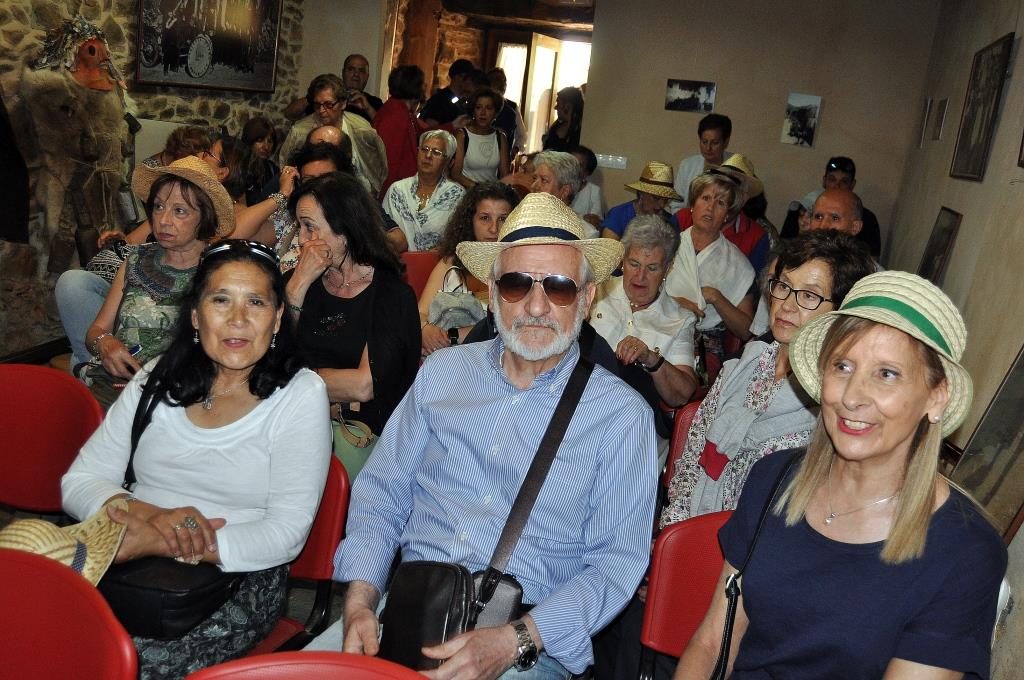 Asistentes al acto en el salón de la Casa de Cultura de Villar del Monte. (foto David Gustavo López)