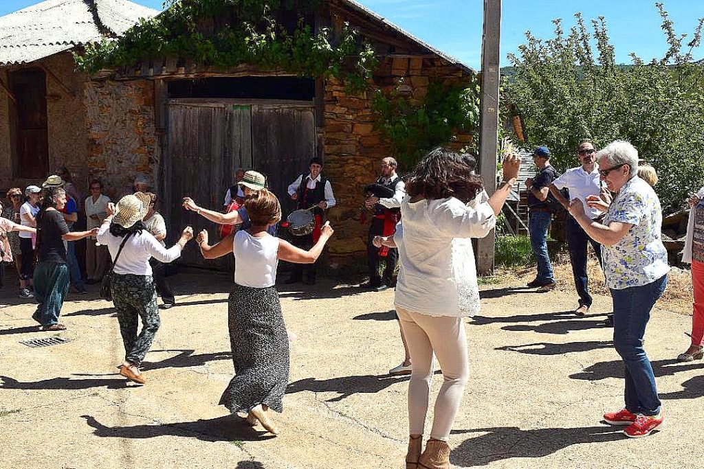 Bailando con los Gaiteros de Corporales. (Foto J.A. García Villar)