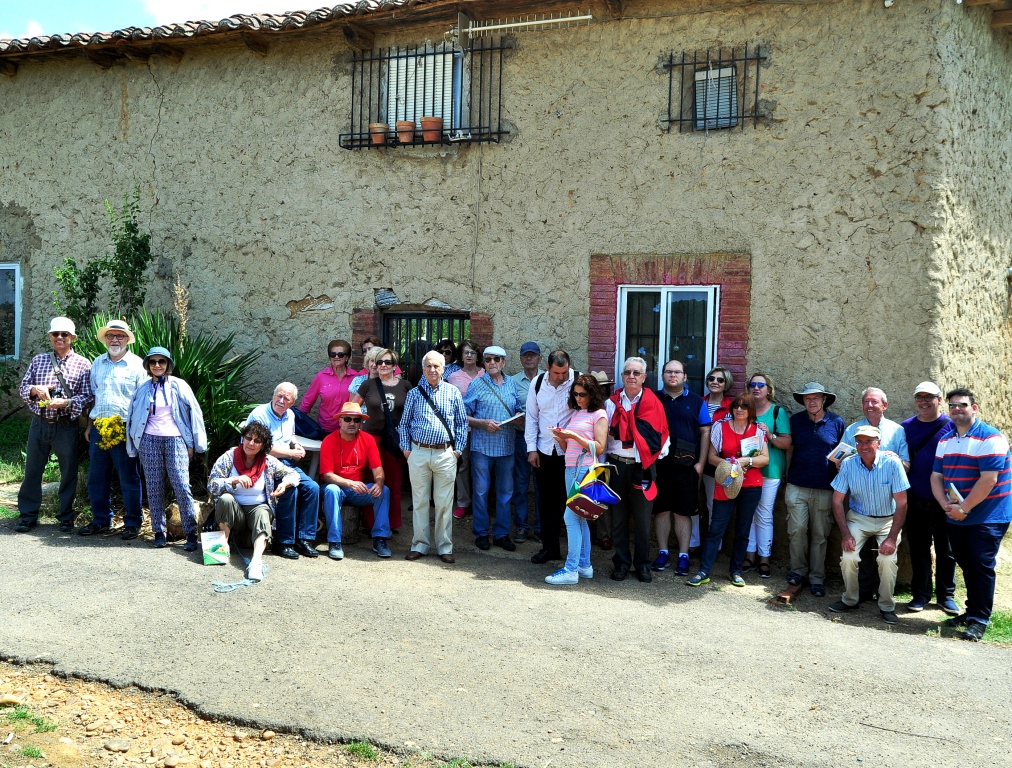 El grupo de Promonumenta ante la única casa de Farballes que permanece en pie: el antiguo hogar de Ezequiel.