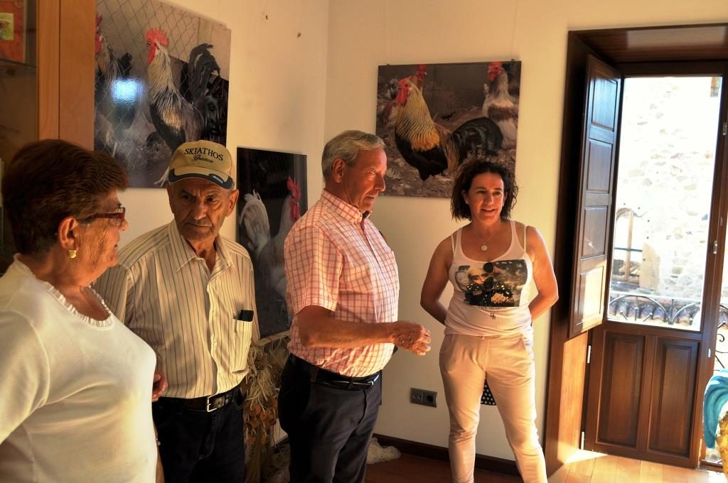 aldesa de La Vecilla, Manuela García, y el presidente de Promonumenta, Marcelino Fernández, en el Museo del Gallo de Pluma.