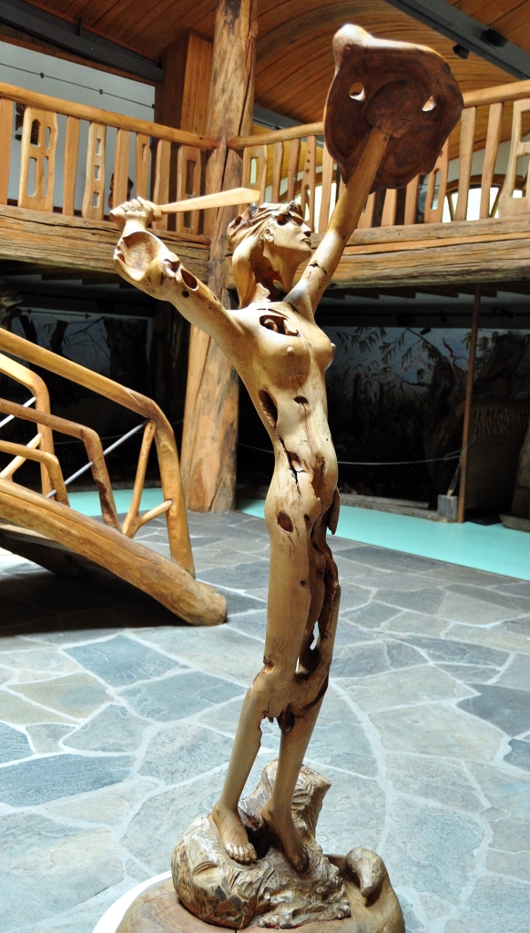 Escultura de Domingo en el Museo de la Madera de Balboa.