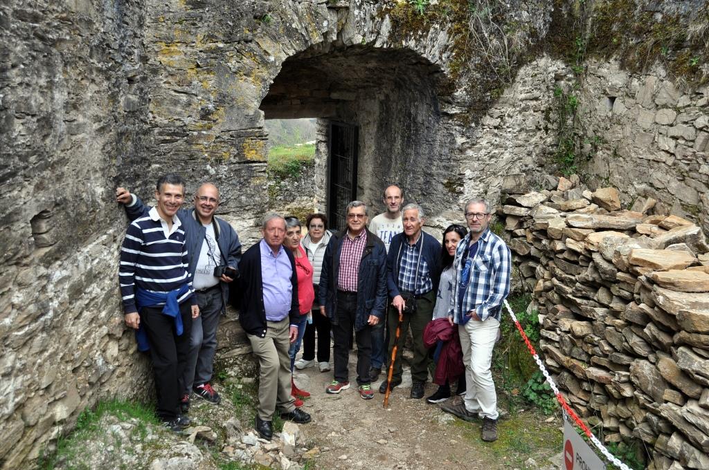 Grupo de Promonumenta con la alcaldesa de Vega de Valcarce en la puerta de entrada al castillo,