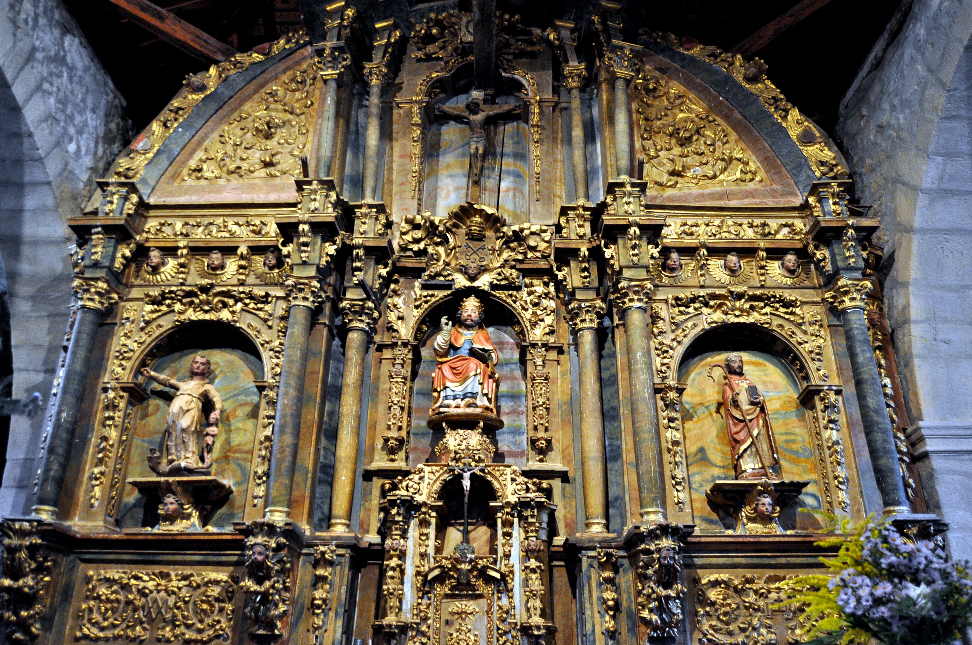 Retablo barroco e imágenes de diversas épocas en la iglesia de San Pedro