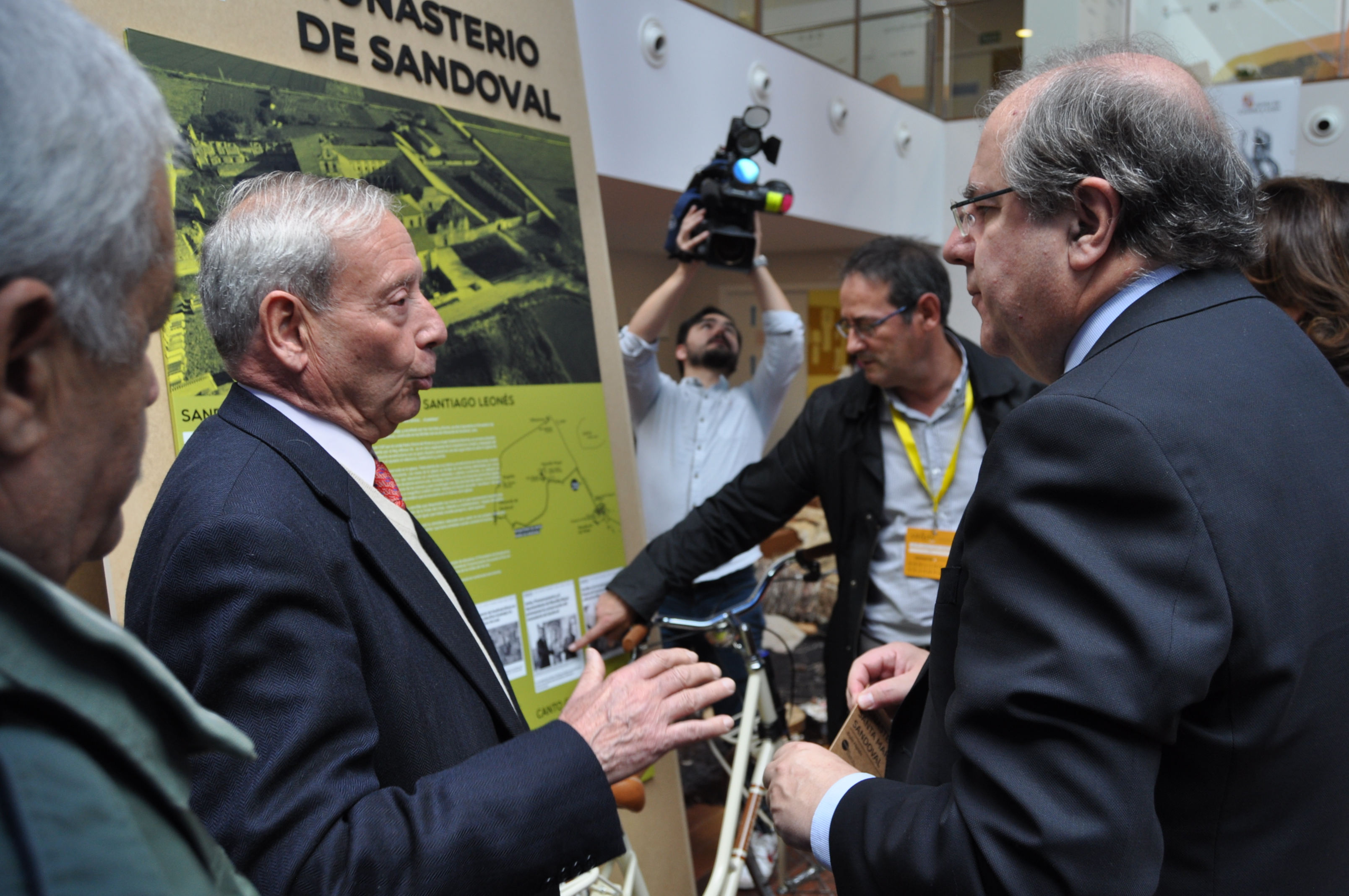 El presidente de la Junta de Castilla y León, Juan Vicente Herrera, escucha las sugerencias del presidente de Promonumenta, Marcelino Fernández.