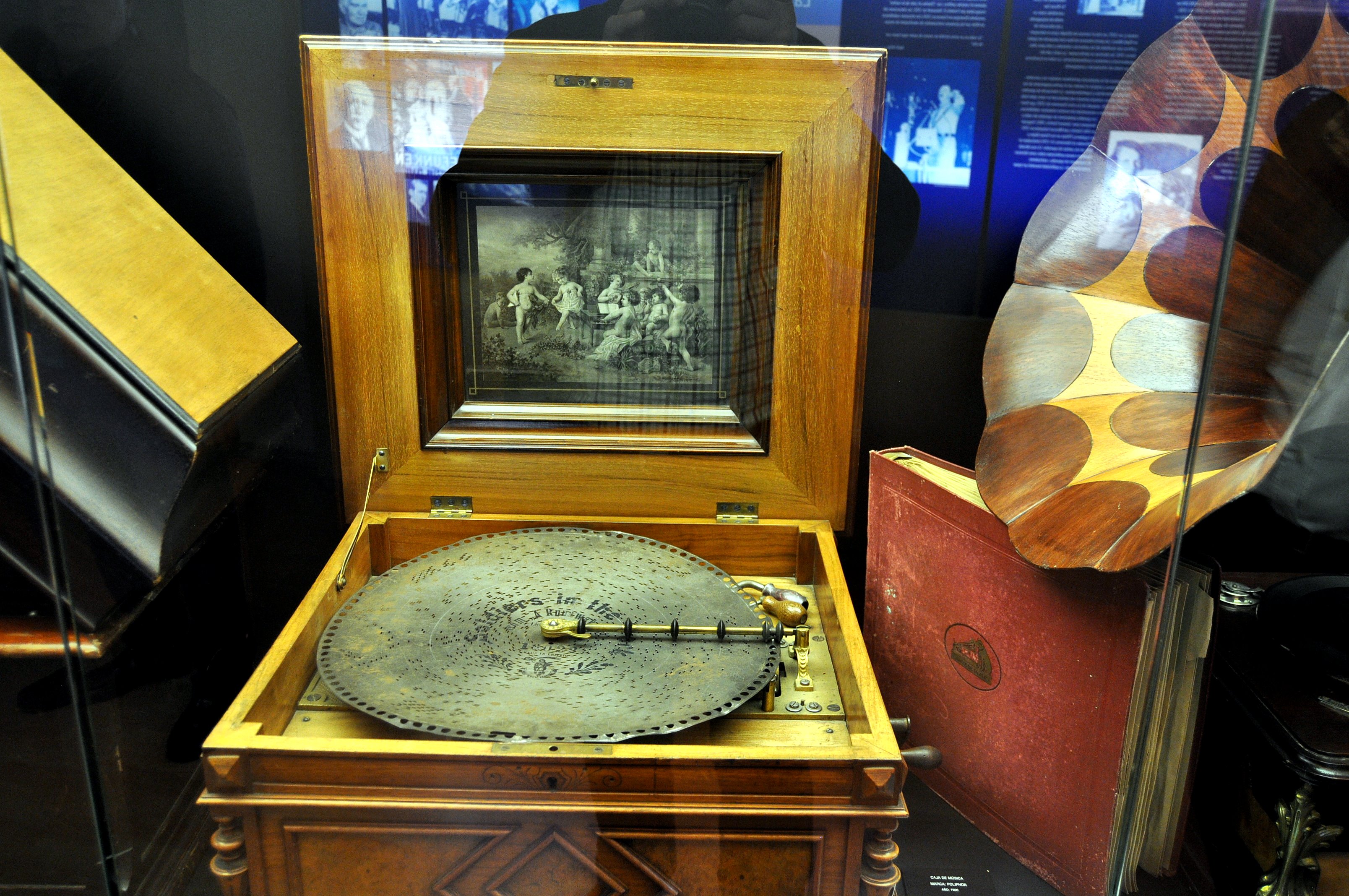 Caja de música con disco perforado. Año 1900.