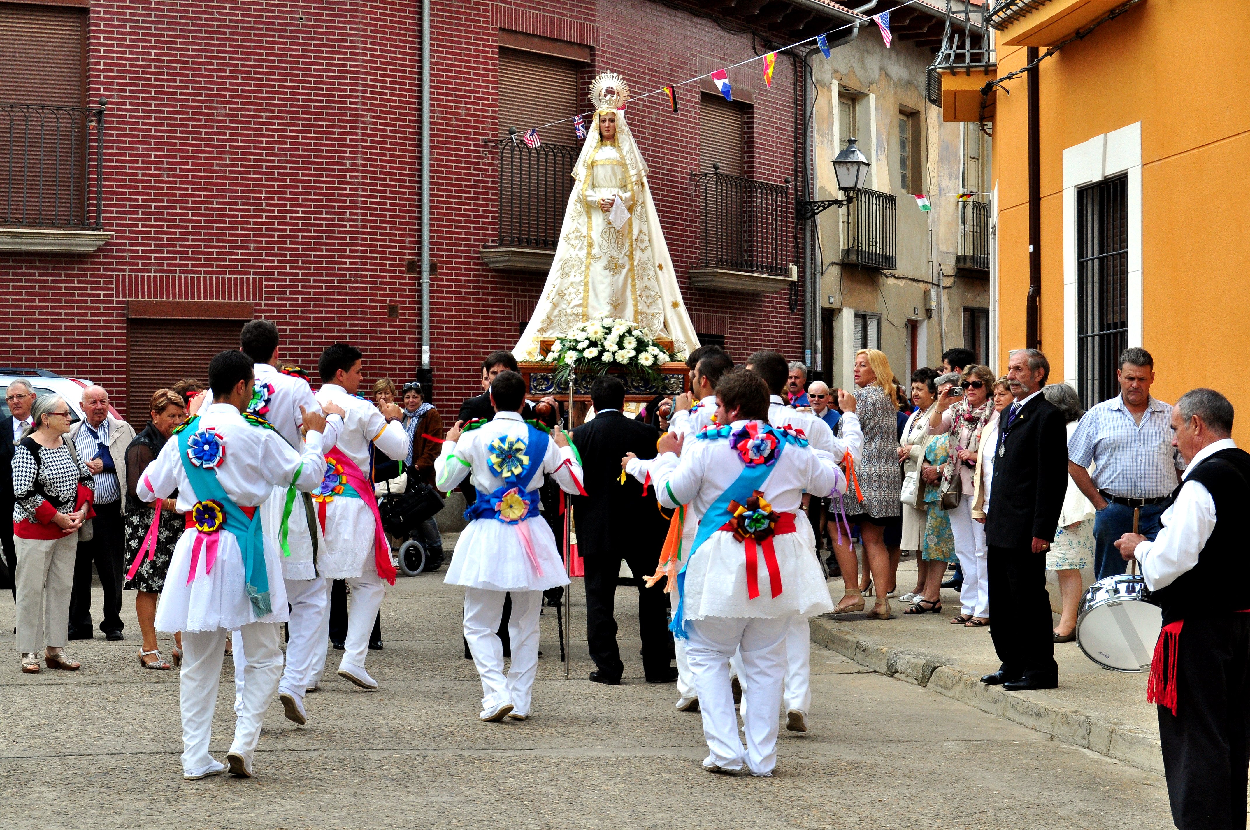 Danzantes de Villamañán ante la Virgen de la Zarza. (Foto David G. López)