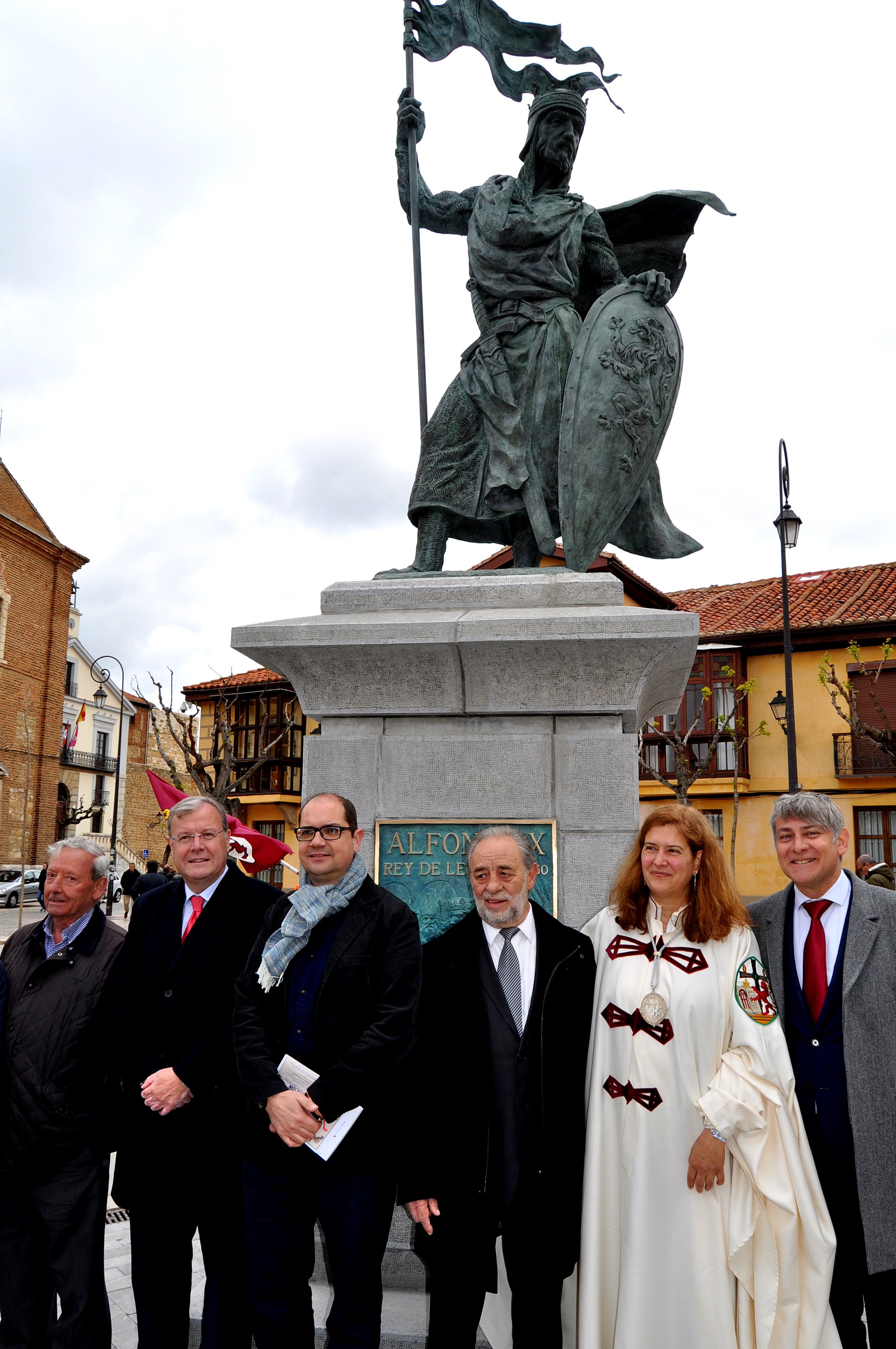 Al pie del monumento: Marcelino Fernández (presidente de Promonumenta), Antonio Silván (alcalde de León), Nacho Ares, Joaquín Robles, Margarita y Argüello.