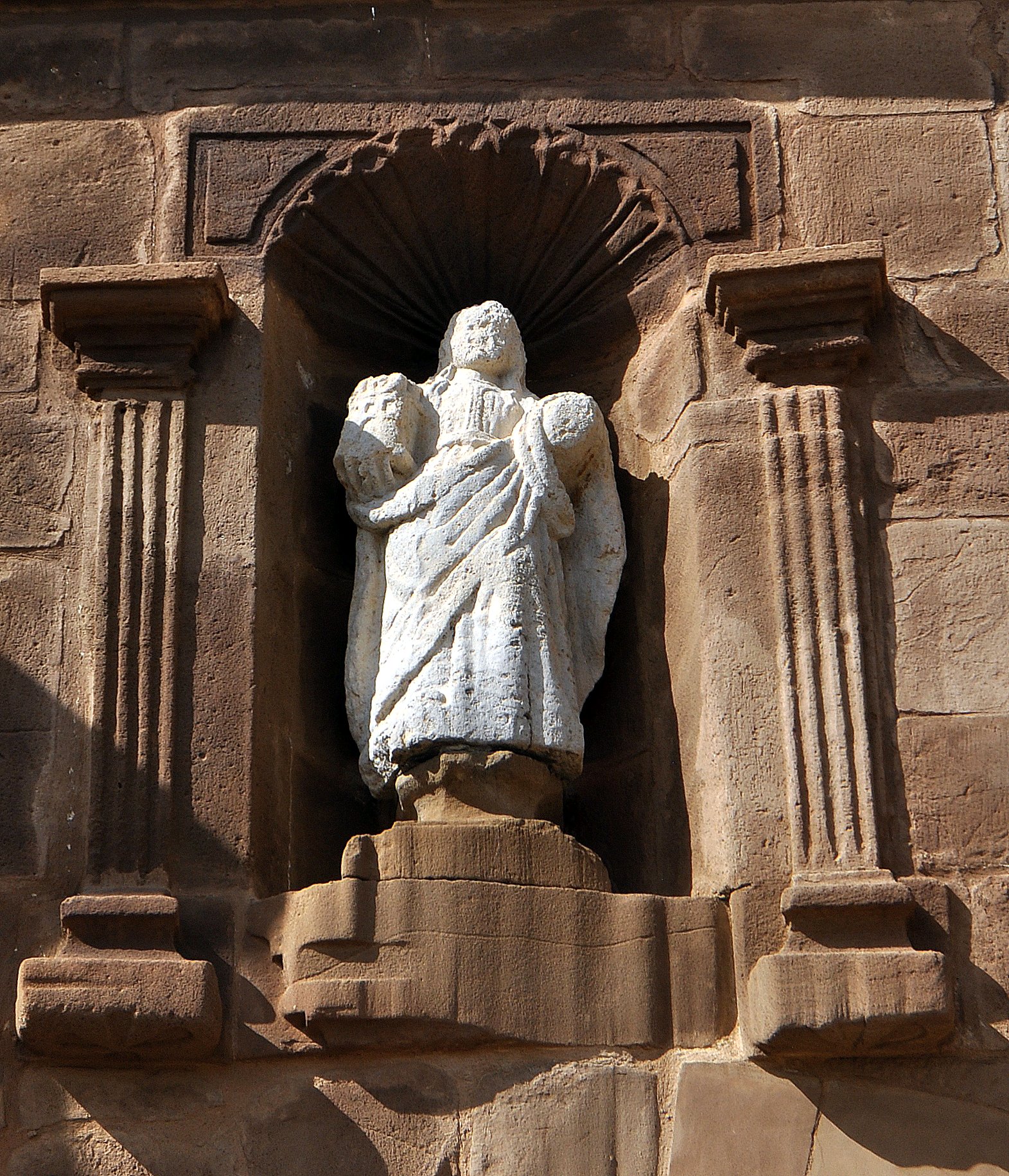 Imagen de ¿Santa Bárbara? en la fachada de la iglesia de Prioro.