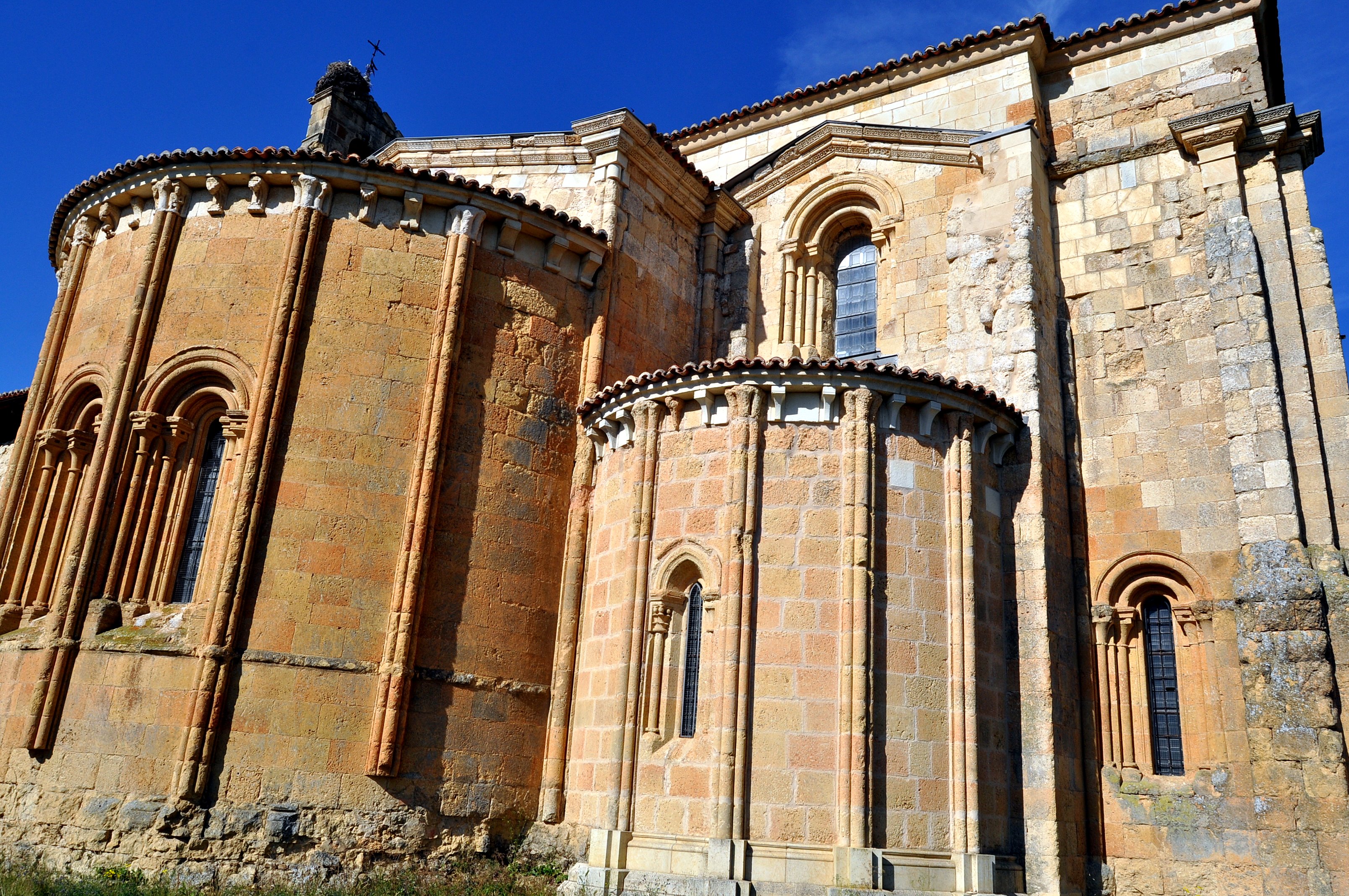 Ábsides románicos de la iglesia.