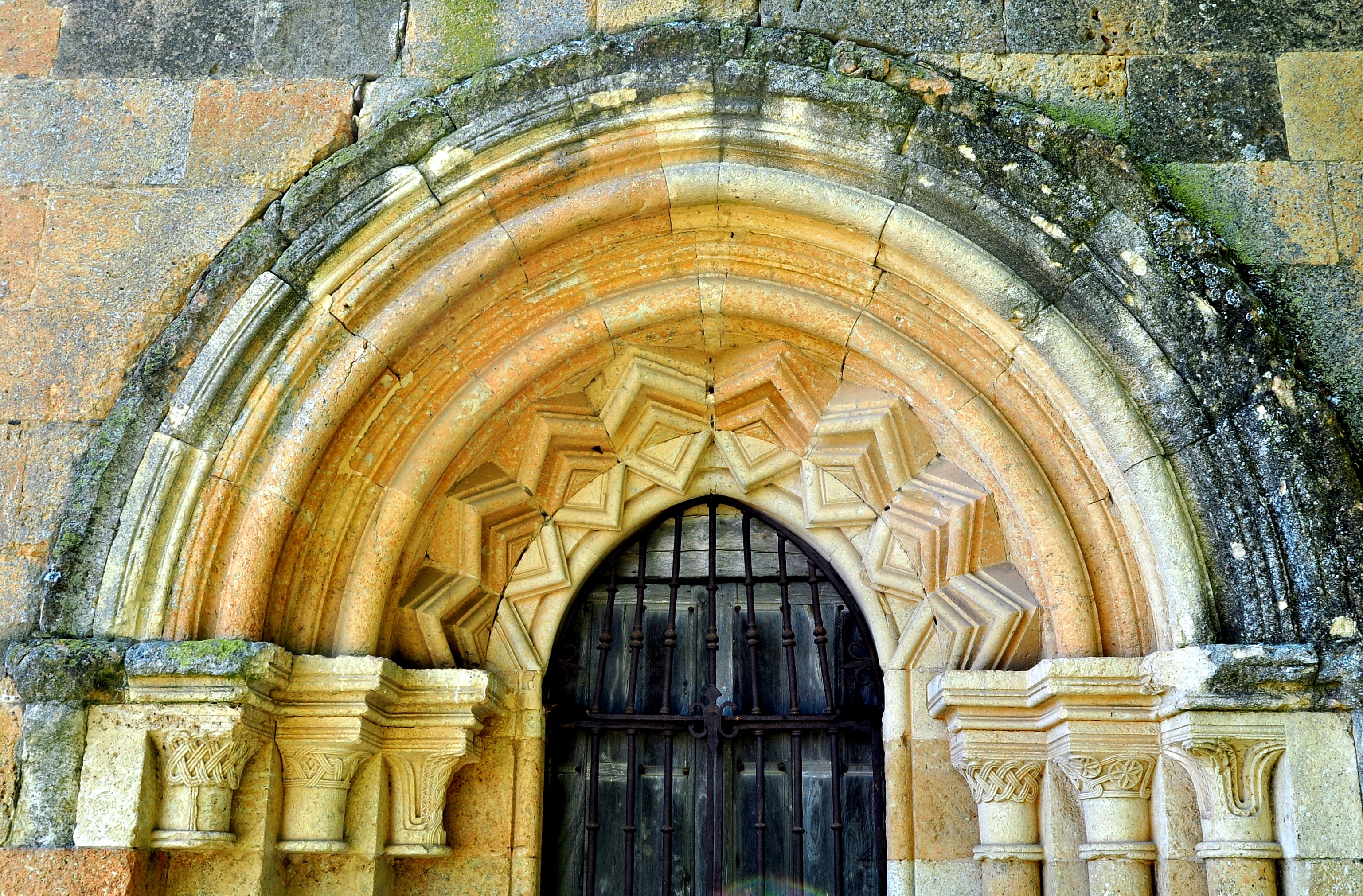 Portada románica con decoración en zig-zag.