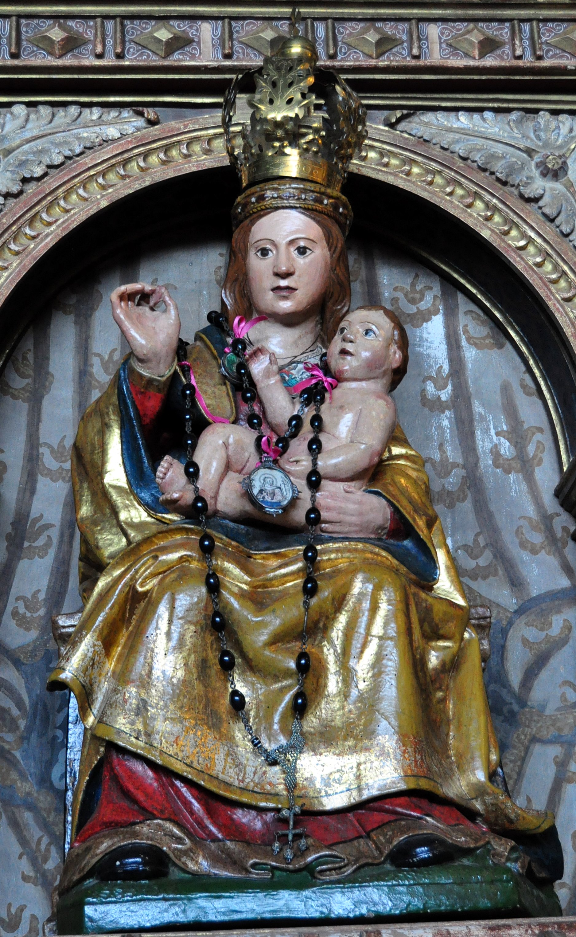 Jiménez de Jamuz. Bonita Virgen del Rosario, gótica (s. XIV).