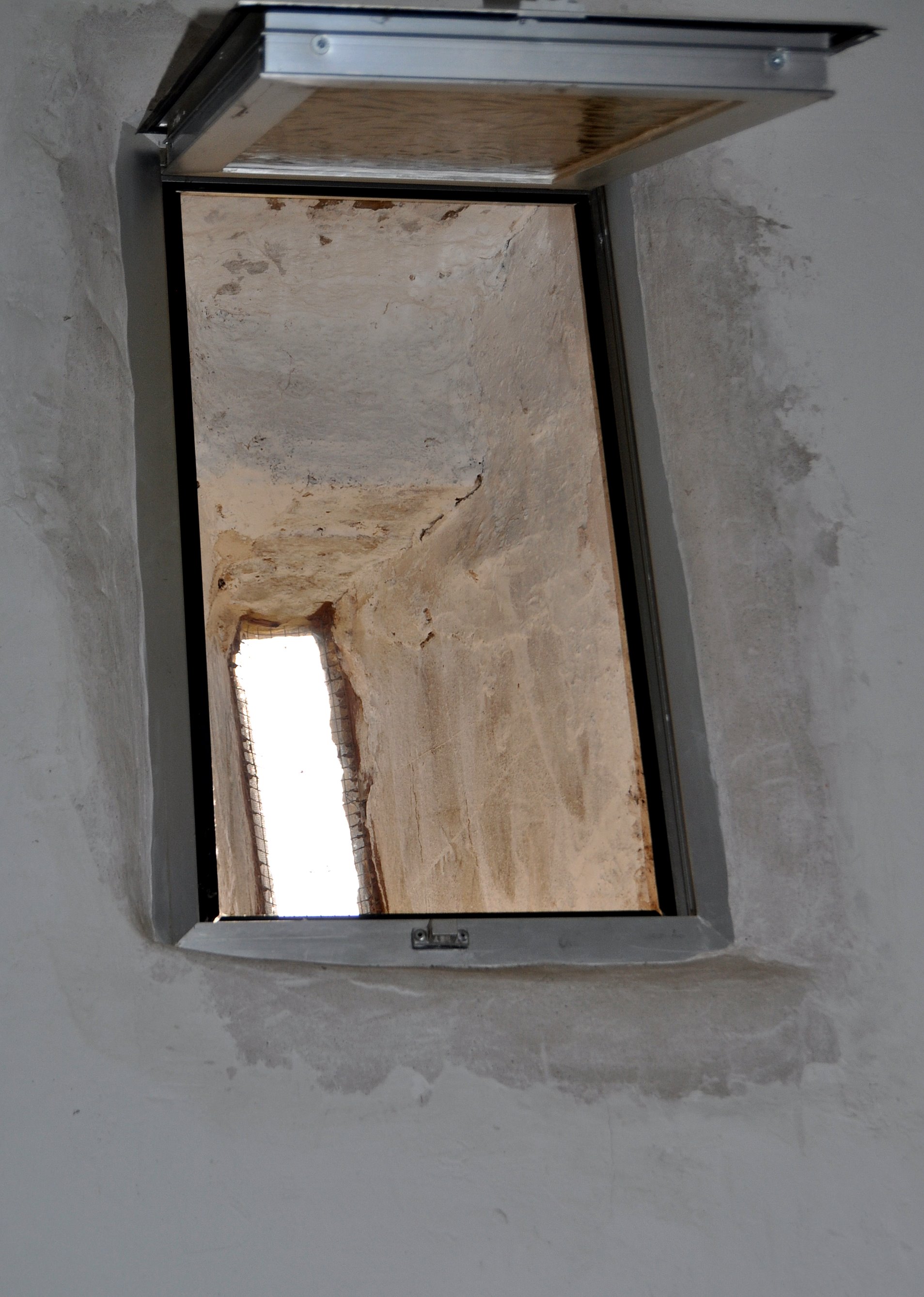 Las ventanas saeteras del ábside casi están ocultas por el interior.