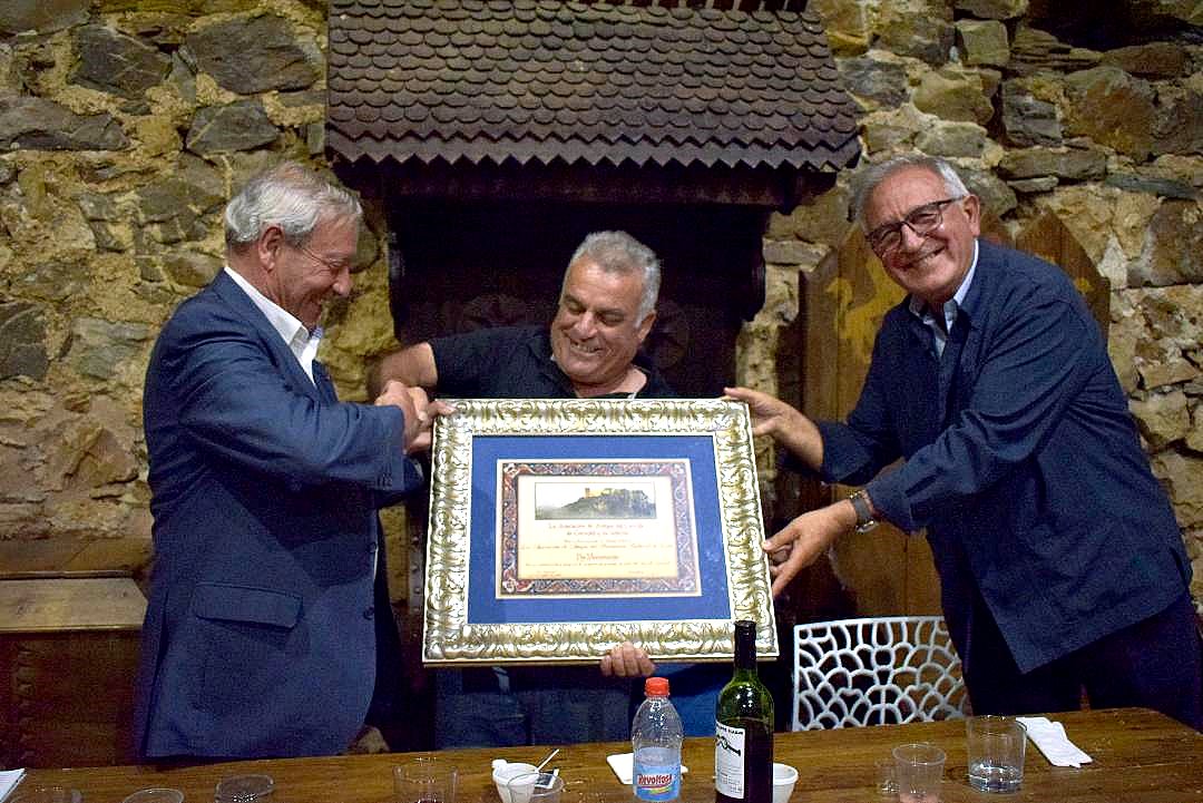 El presidente de la Asociación de Amigos del Castillo de Cornatel entrega la distinción al presidente y al fundador de Promonumenta.
