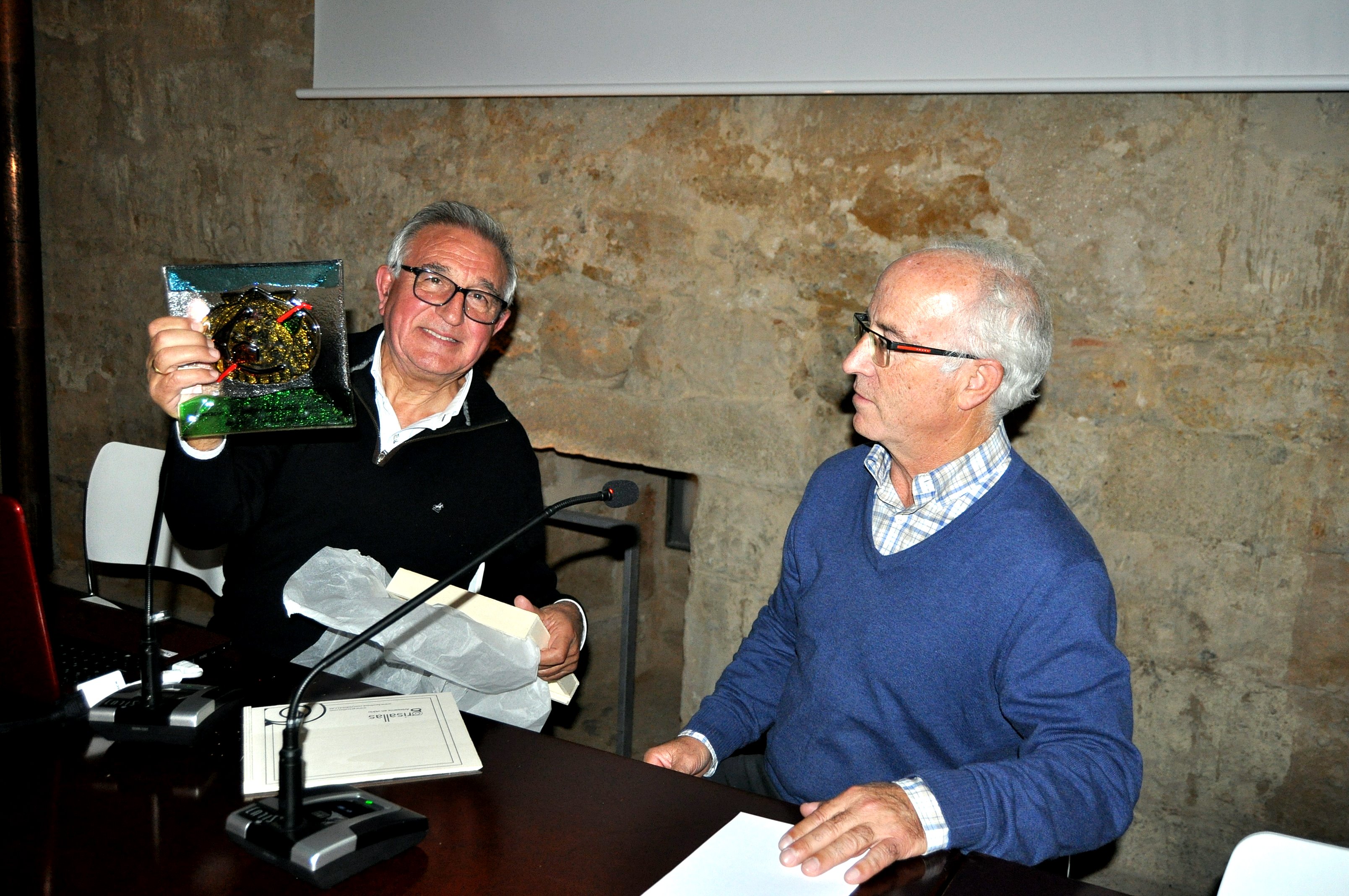 Víctor Ferrero recibe un recuerdo con el emblema de la Asociación de Amigos del Camino de Santiago.