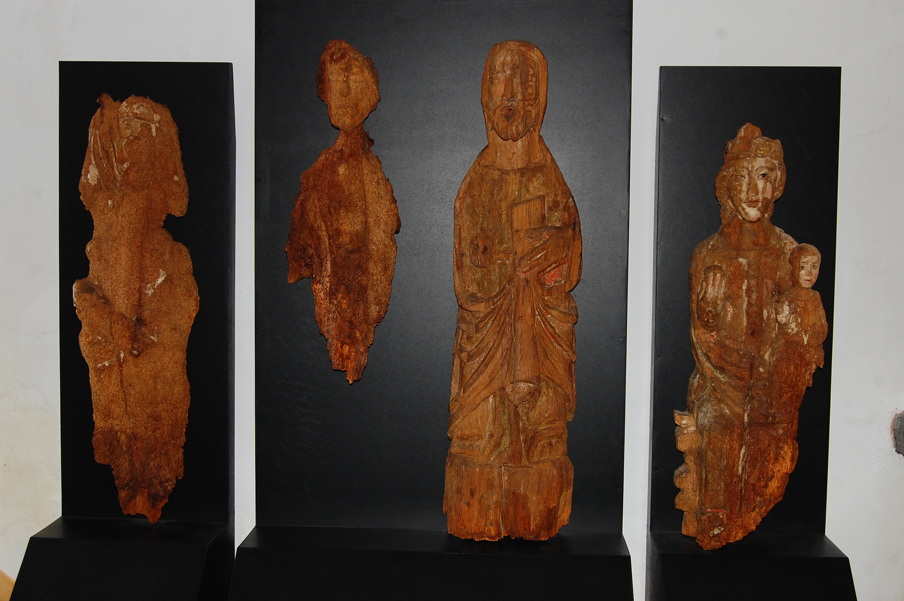 Vallecillo. Grupo de imágenes aparecidas tras elñ retablo. los efectoa de la humedad son evidentes (foto David Gustavo López)