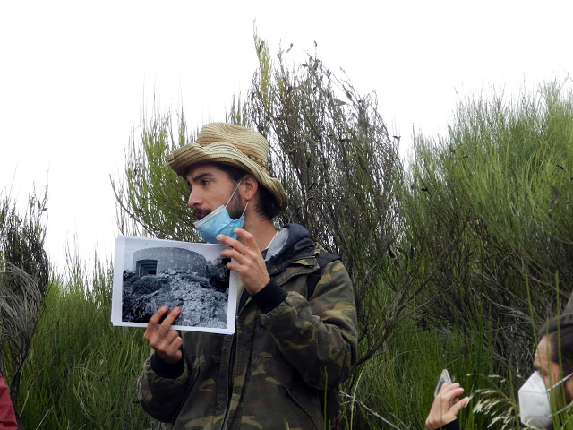 El arqueólogo Javier Rabanal muestra una foto de las defensas.
