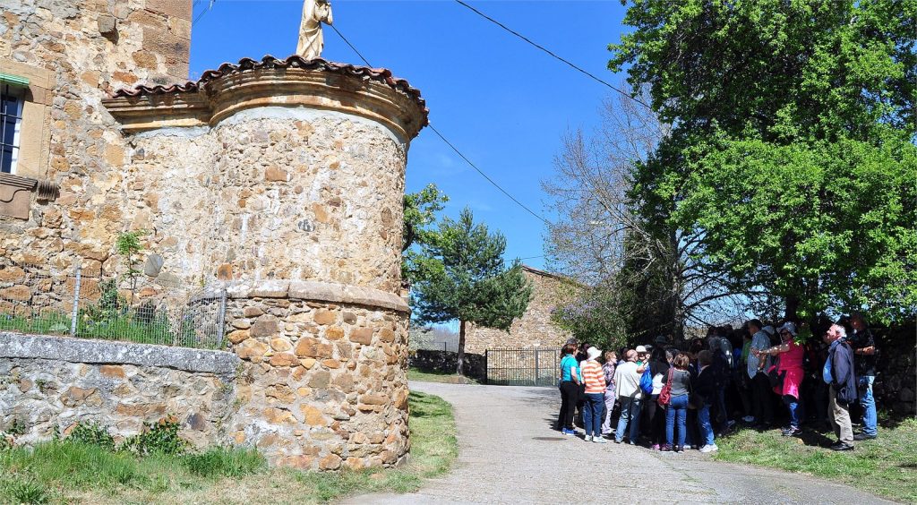 En Renedo, ante lo poco que queda del palacio de los Marqueses de Prado, tras su desmontaje e instalación en el hospital de Regla, en León.