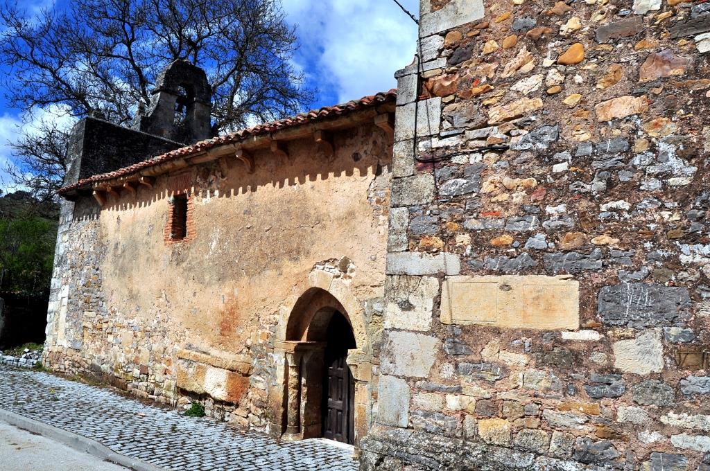 Iglesia románico-primitiva, con elementos mozárabes, de San Adrián.