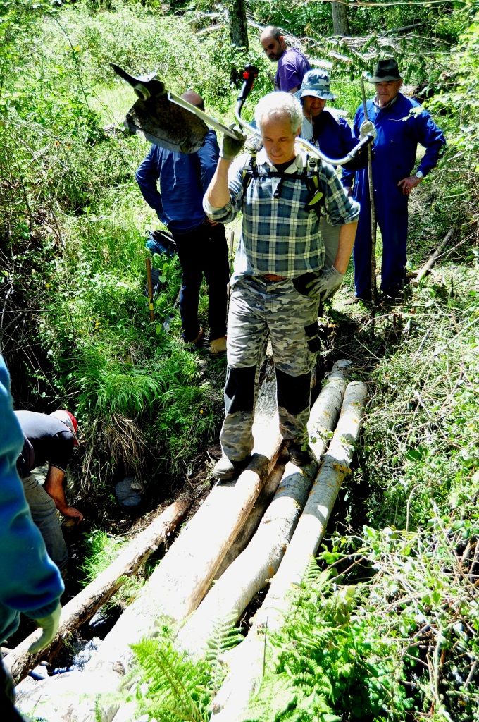 Probando la solidez del puente recién construido.