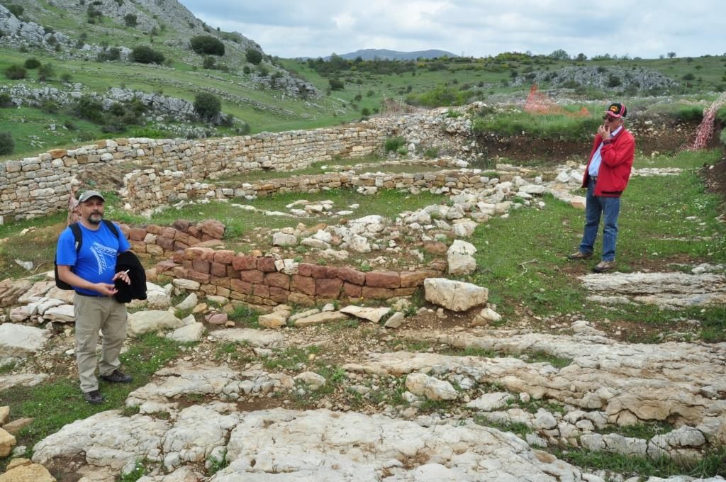 Castro de La Ercina. Una de las construcciones tiene la piedra más rojiza ¿ritual?¿indicación de algo?