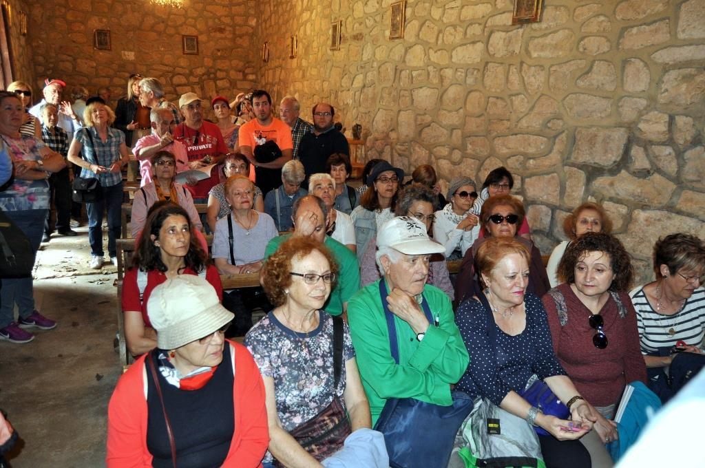 Ramón Gutiérrez explica el interior de la ermita de La Vega de Boñar.