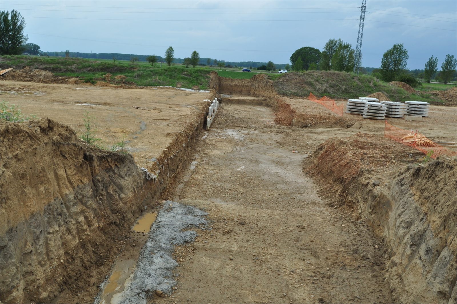 La excavación de la zanja destruye la tela protectora y todo lo que hay debajo de ella,