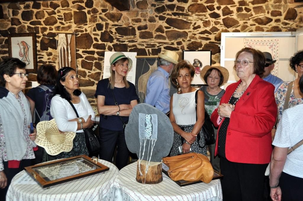 Natividad mostrando el Museo del Encaje. (Foto David Gustavo López)