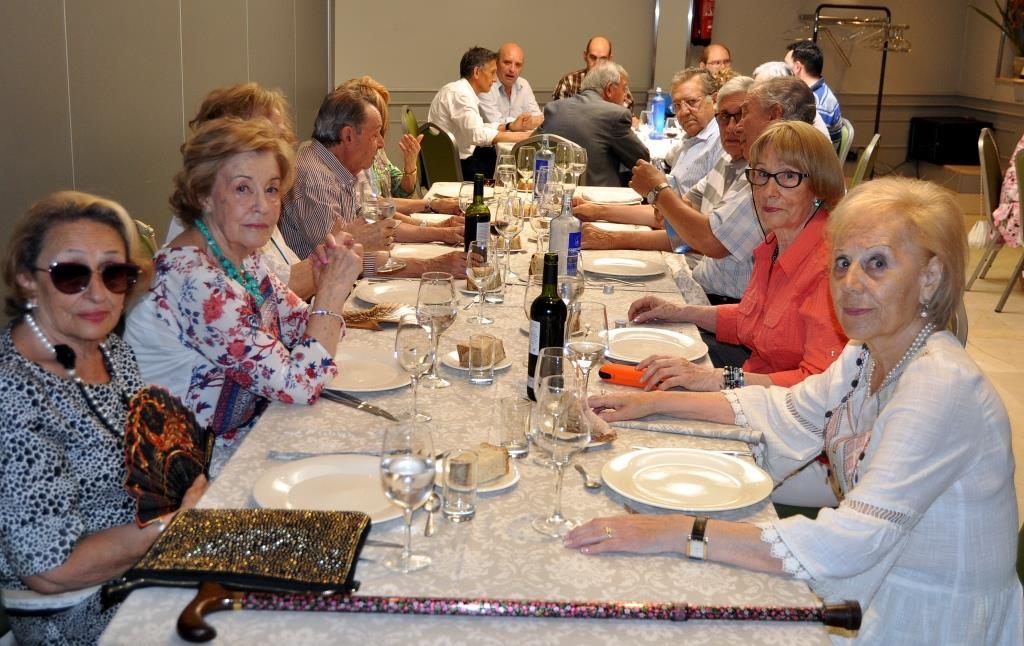 Un grupo de asociadas y asociados.