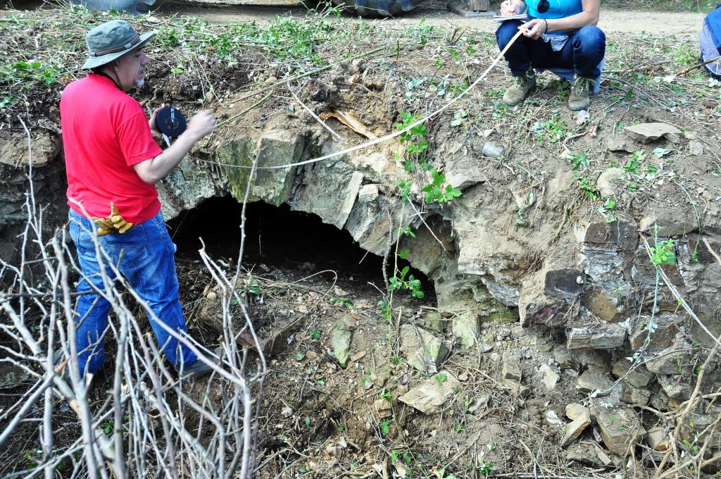 El arqueólogo toma medidas y apuntes de la alcantarilla nº 1 (la más próxima a la N-VI)