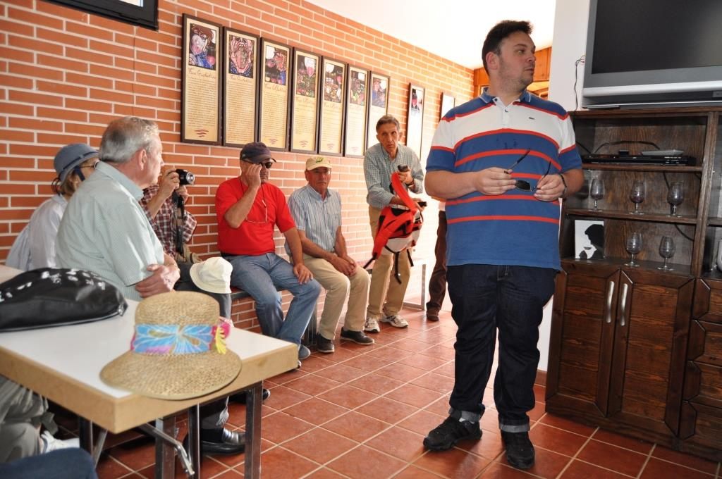 En el Museo del Vino, el presidente de la Junta Vecinal de Valdevimbre, Roberto xxx, da la bienvenida a Promonumenta.