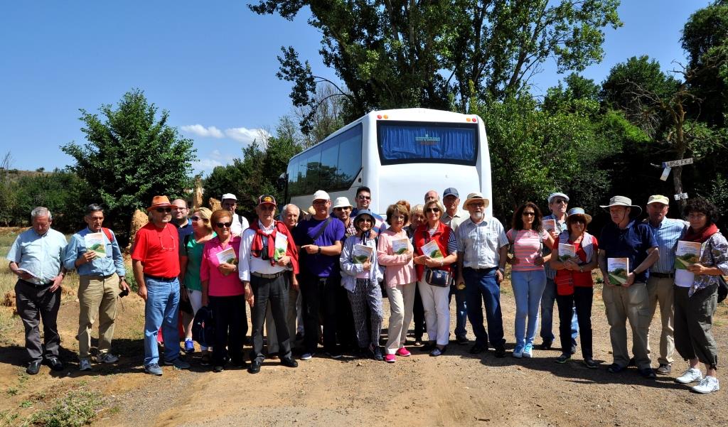En toda la historia de Farballes, nunca había llegado un autobús. llega ahora cuando el pueblo ha desaparecido del mapa.