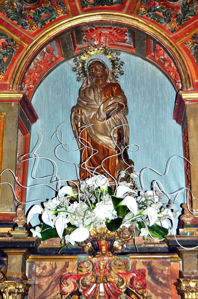 A Santa Marta, patrona de Benazolve, la Tarasca le sube mansamente por la pierna.