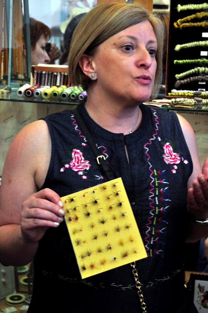 Carmen Sierra explica los tipos de anzuelos de mosca.