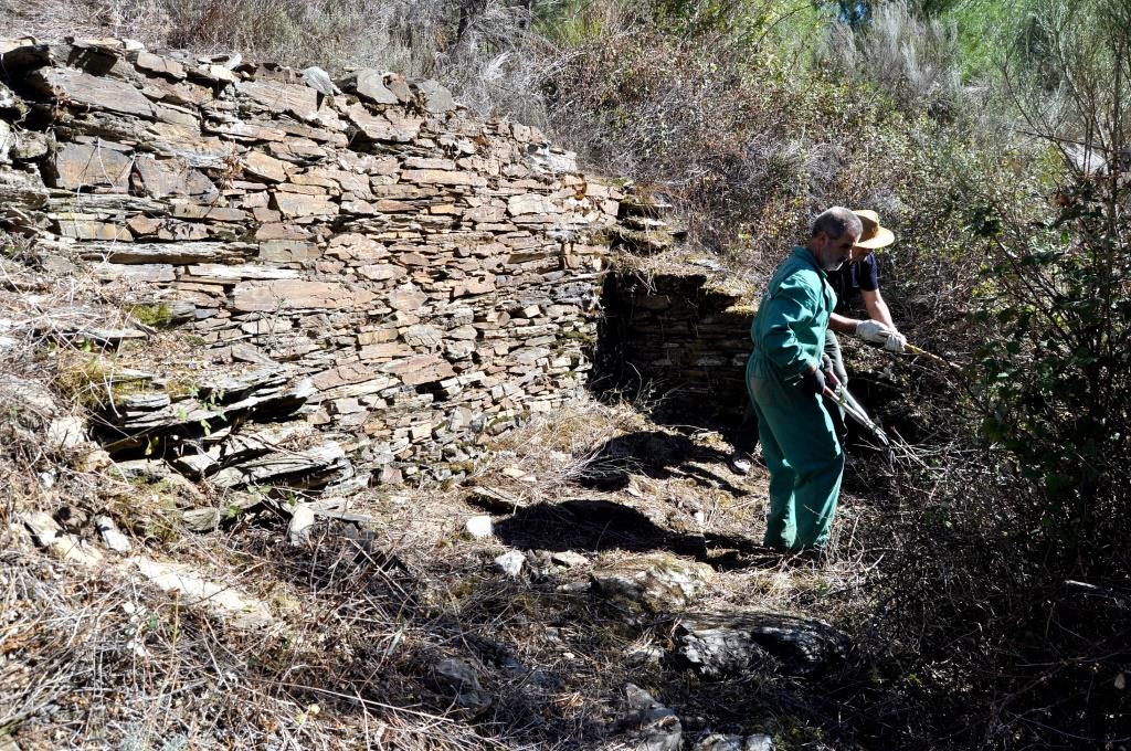  Poniendo al descubierto una antigua vivienda de mineros