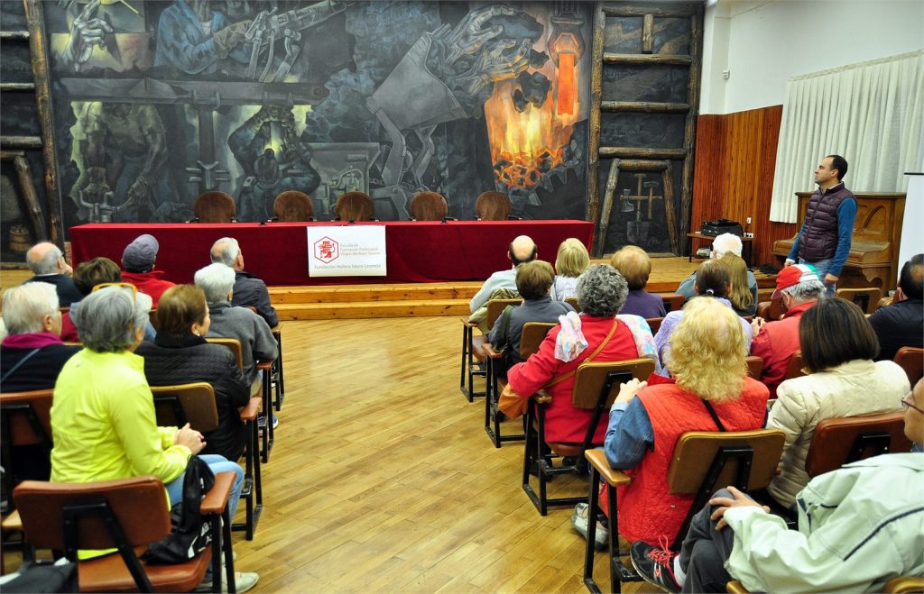 Mural "LA MINA", de Vela zanetti, en la Escuela de F.P. "Virgen del Buen Suceso", en La Robla.