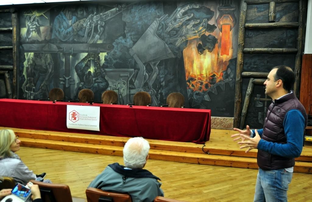 El administrador y profesor de la Escuela, Pablo Delgado, explica el mural.