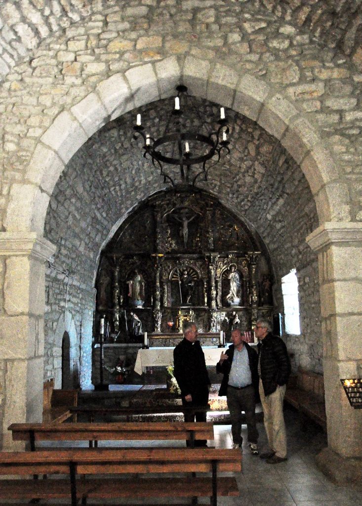 El párroco, D. José, explicando la iglesia de Santiago de las Villas.