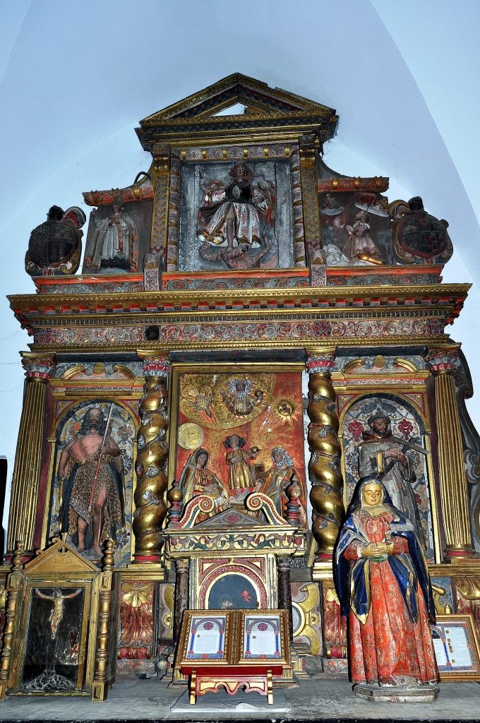 Benllera. Retablo de la Capilla de la Santma. Trinidad con escudos de sus propietarios: Colinas y Tusinos.