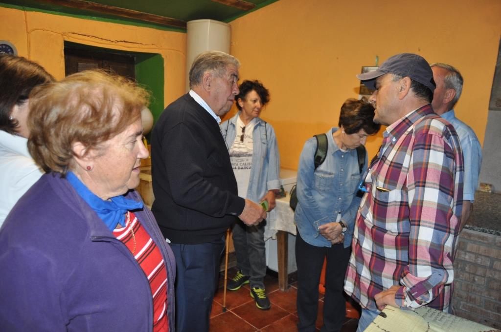 Santuario de Camposagrado. D. Manuel, el párroco, explica la cocina y dependencias de la Cofradía de Camposagrado.