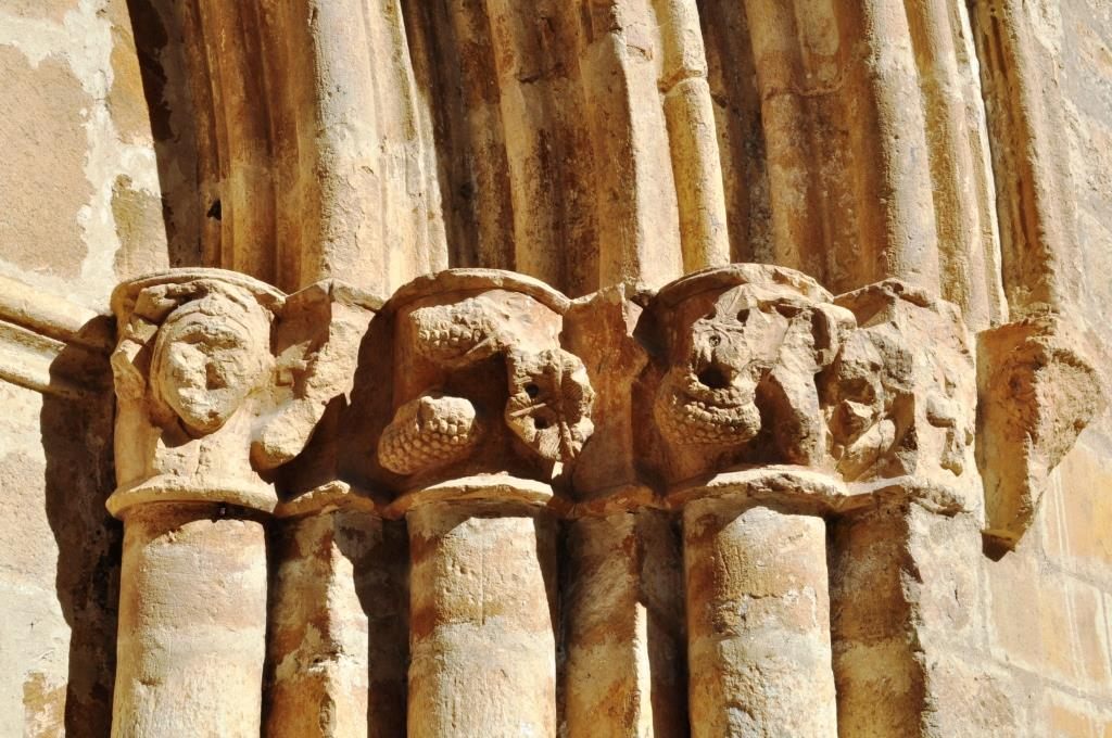 Capiteles de la puerta principal.