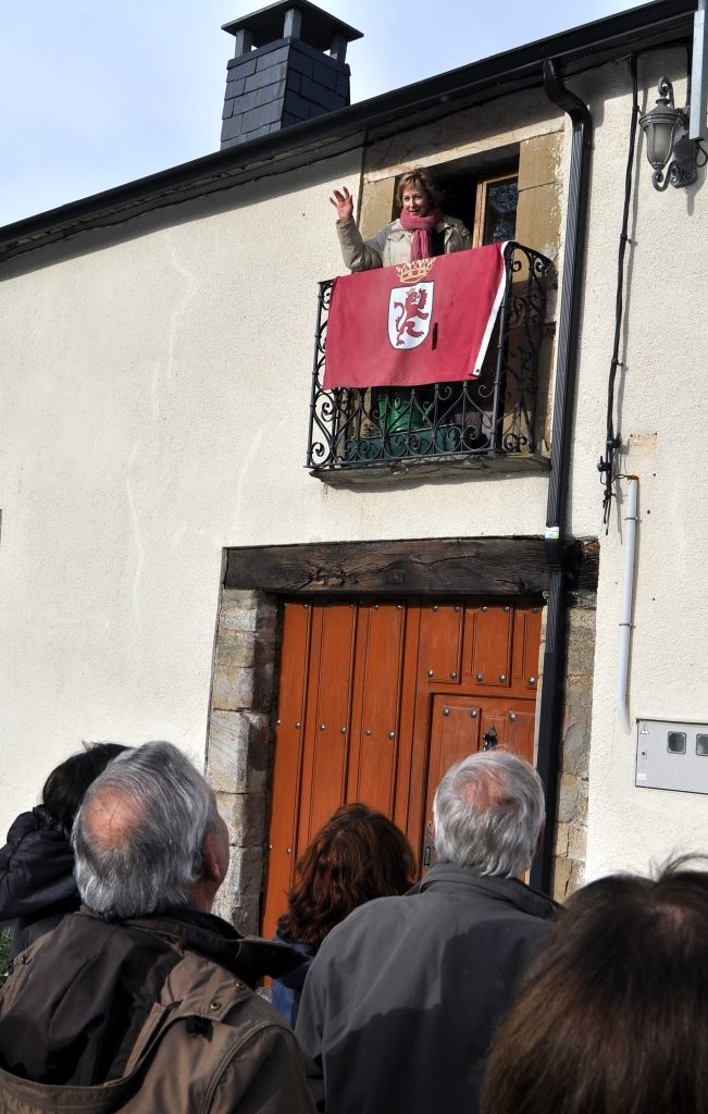 La propietaria de la casona de Ariegp da la bienvenida a los viajeros.