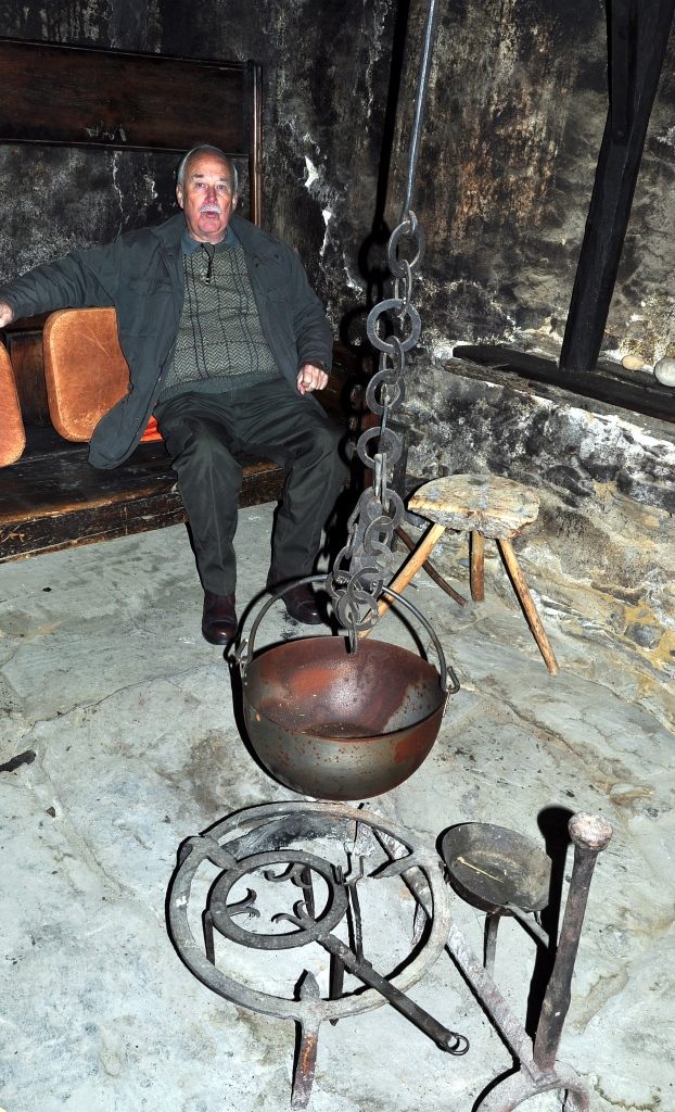 Nuestro amigo Colin descansa y disfruta en la antigua cocina de Ariego.