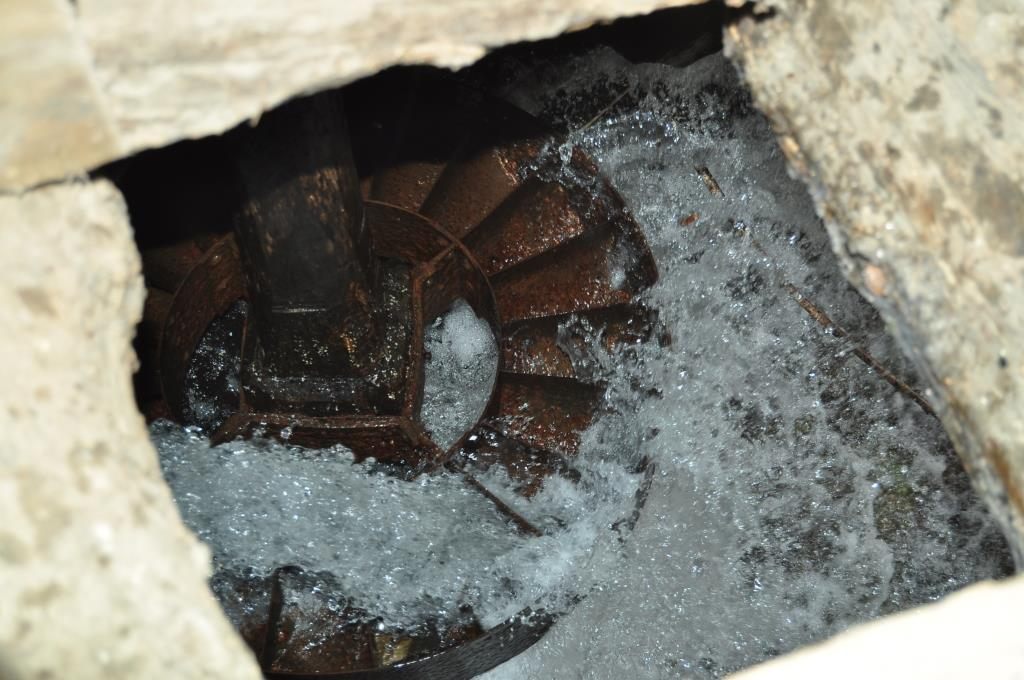 Acción del agua sobre turbina o rodezno del molino.