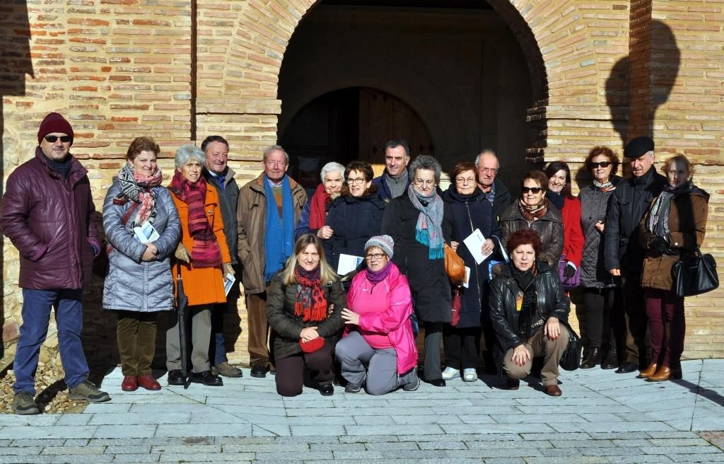 Grupo de Promonumenta a la puerta de la iglesia de Cerezales.