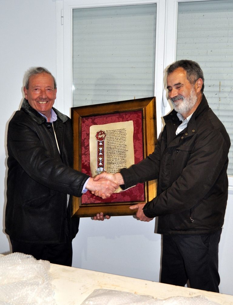 Entrega del diploma a Ricardo López, presidente de Valdefrancos.
